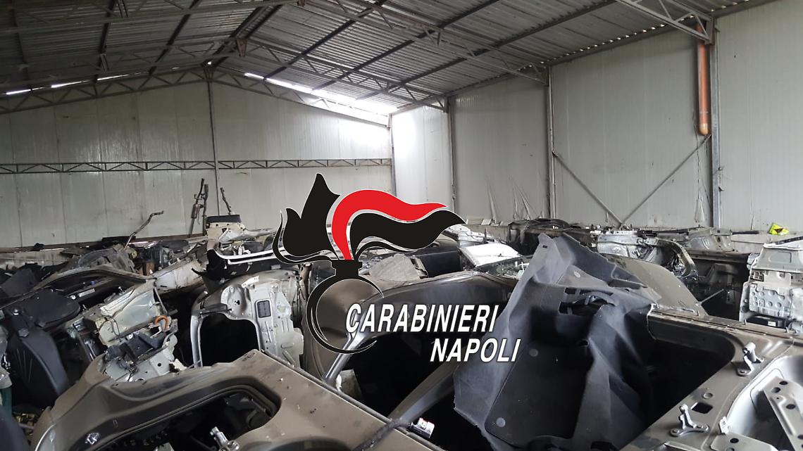Auto rubata, telai e jammer nel capannone: 35enne incastrata dai rifiuti