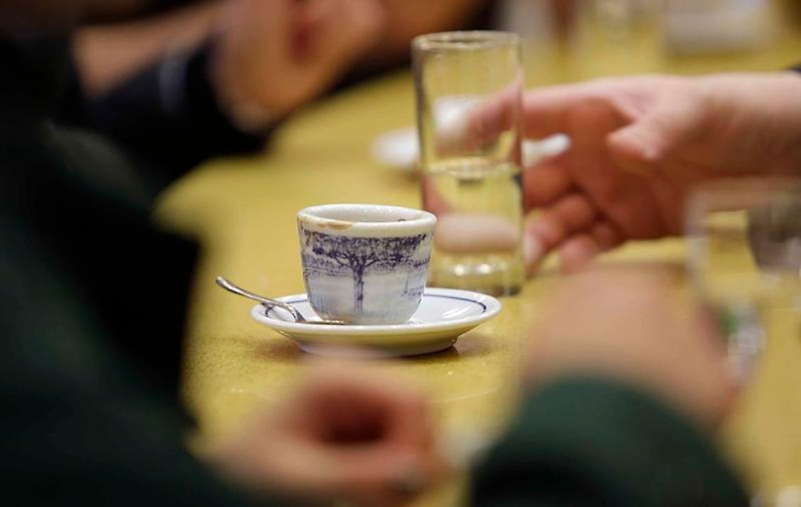La tazzina di caffè verso i 2 euro: «Giù le mani, è lei l’oro di Napoli»