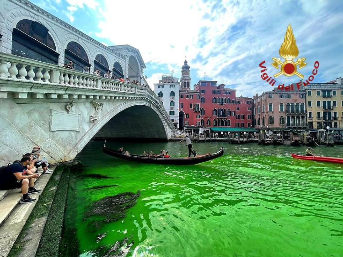 Venezia, chiazza verde fluo nel Canal Grande: «Liquido tracciante»