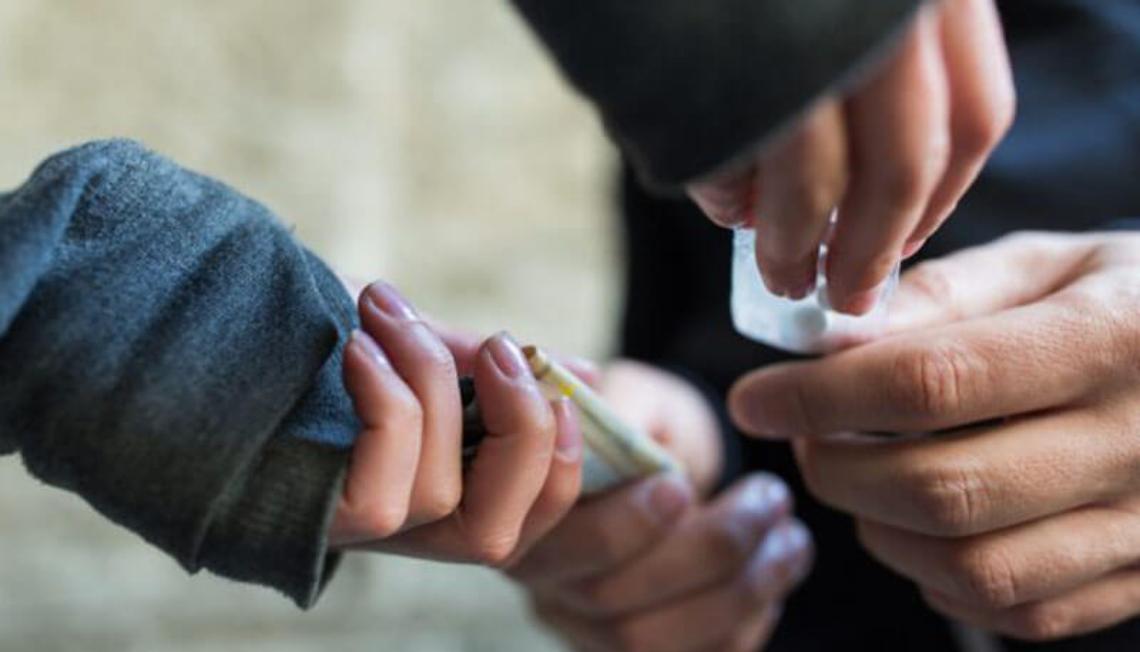 Sorpresi a vendere hashish a minorenni, arrestati fratello e sorella pusher