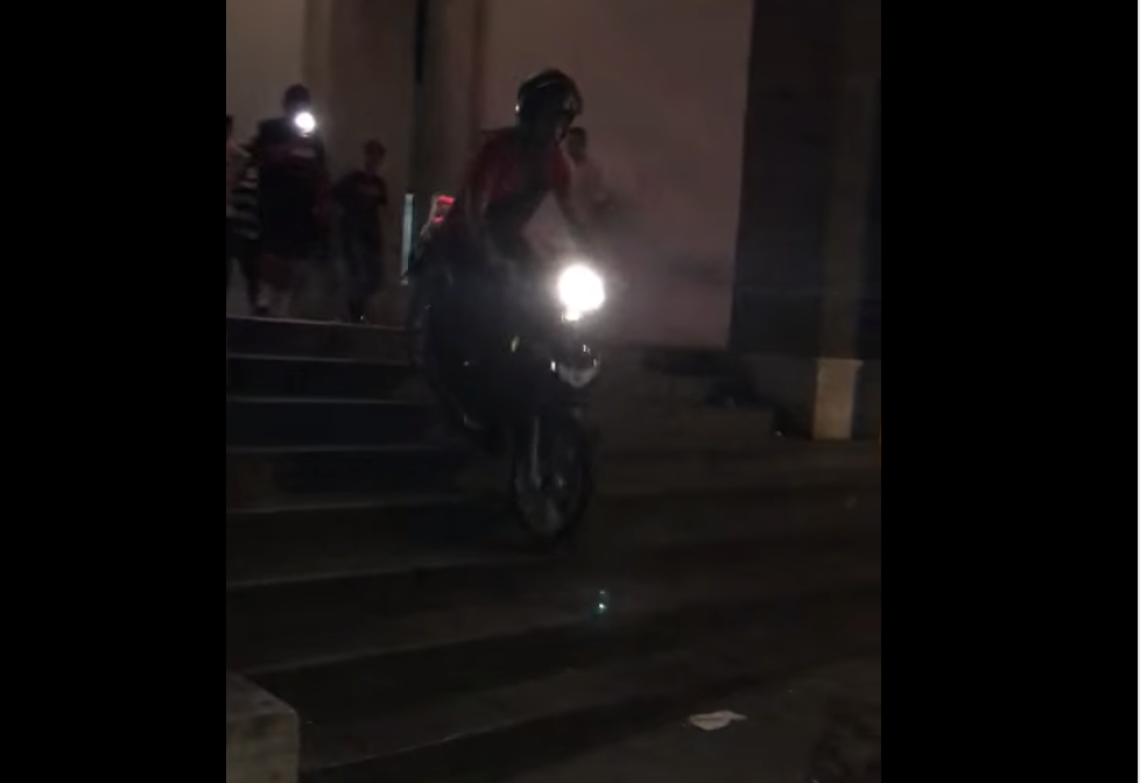 Napoli, porticati del Plebiscito come pista da motocross