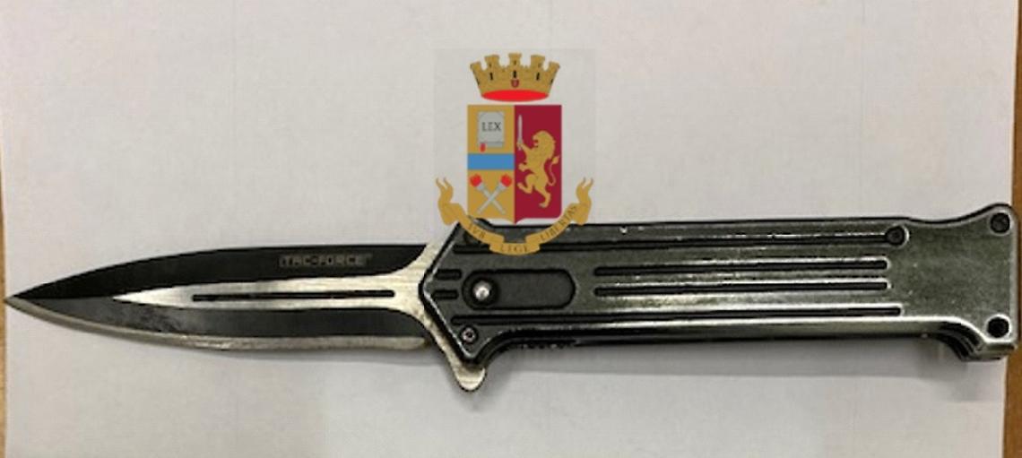 Minaccia l’autista dell’autobus con un coltello, denunciato