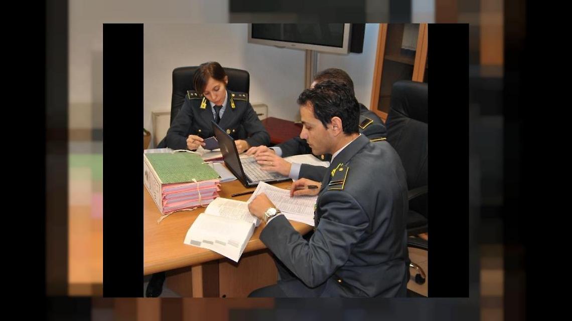 Finge cessione yacht a domestico per non pagare le tasse