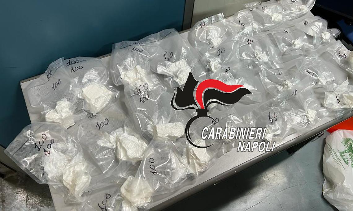 Oltre un chilo di cocaina in casa, tre in carcere