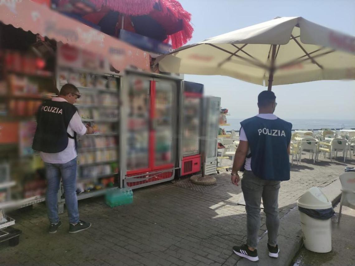Sgomberati ormeggi, ombrelloni e tavolini abusivi da Mergellina alla rotonda Sauro