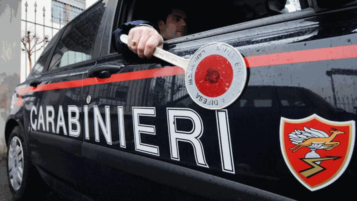 Perseguita donna e le spara con una pistola a salve: fermato stalker