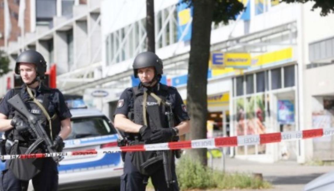 Armato di coltello nel supermercato: un morto e sei feriti ad Amburgo