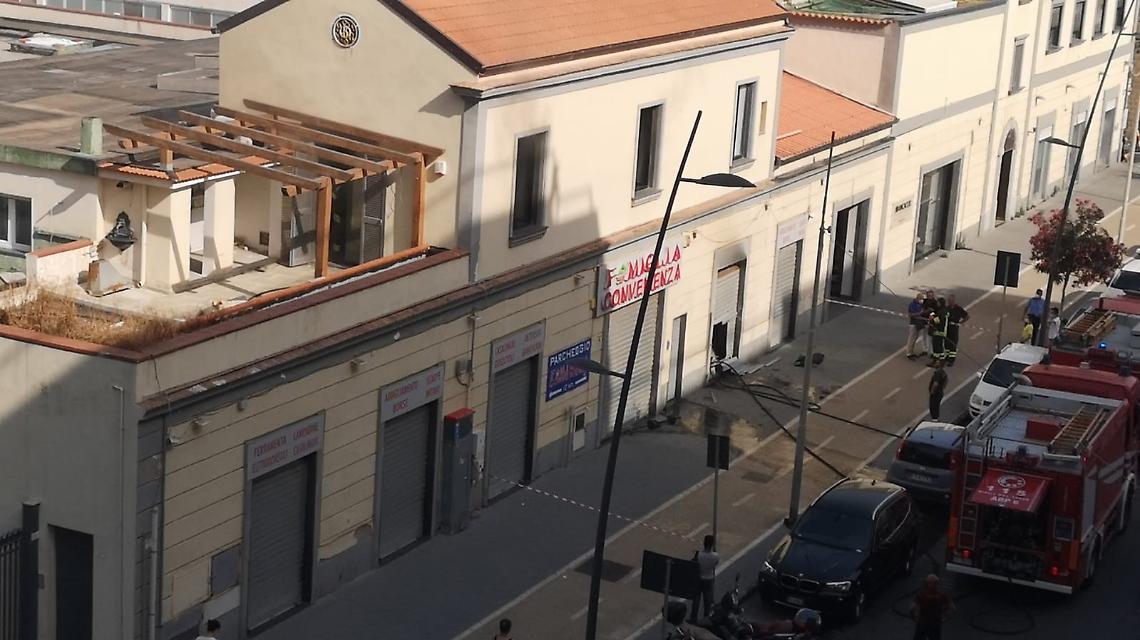 Castellammare di Stabia. Vasto incendio nel centro commerciale "Famiglia Convenienza"