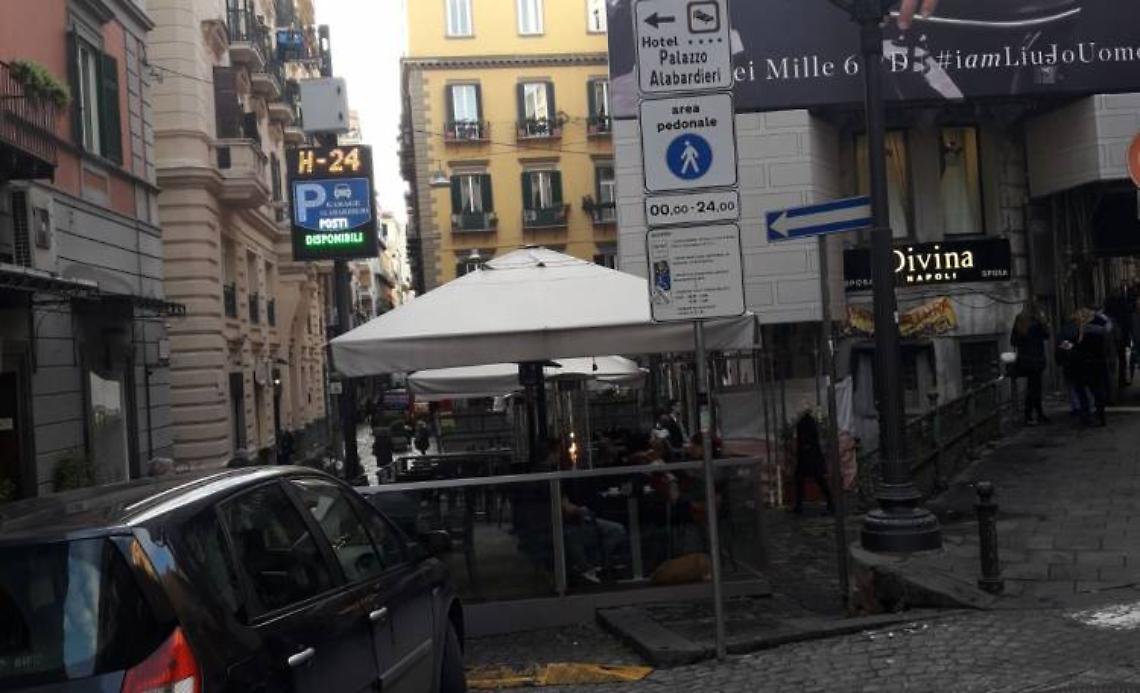 Raid ai tavolini del bar a Chiaia: turista rapinato dell'orologio