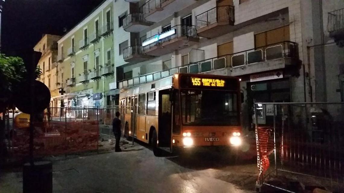 Torre del Greco, bus bloccato dalle transenne