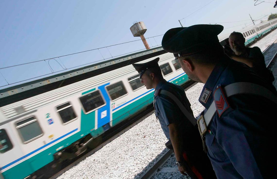 Casoria, aggressione al capotreno: identificati 10 minori guidati dal figlio di un ras di camorra