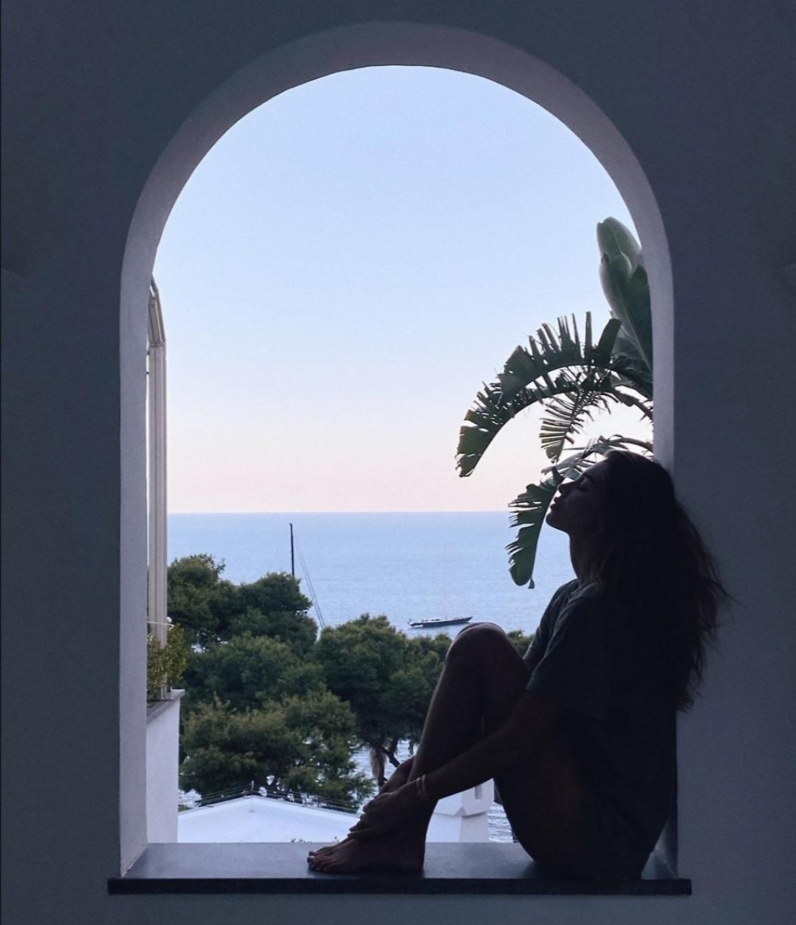 Belen a Capri, foto tampone negativo su Instagram