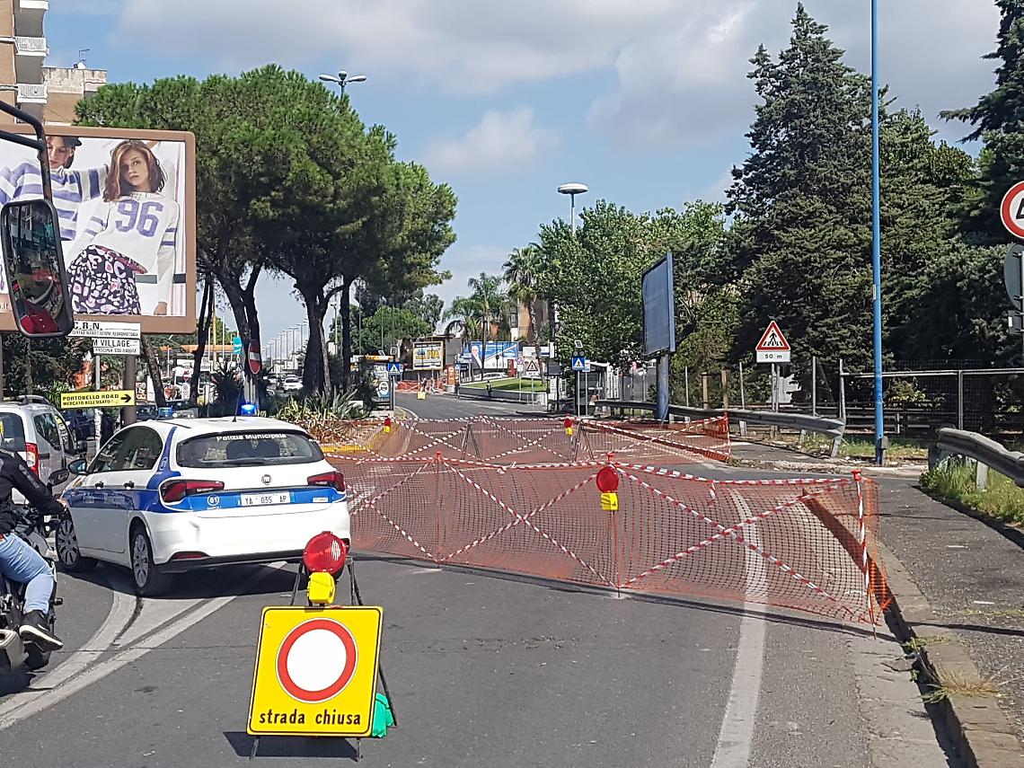 Maltempo a Napoli, avvallamento in via Cinthia: chiusa l'uscita della Tangenziale di Fuorigrotta