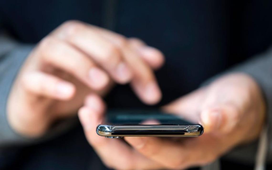 Ruba cellulare a un frate e chiede riscatto per restituirlo