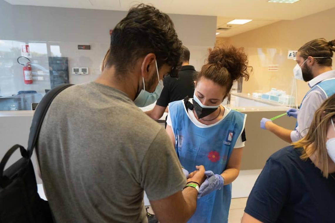 Vaccinati a Napoli 36 profughi afghani