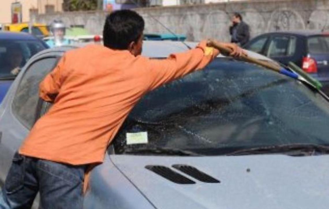 Lavavetri, allarme sicurezza al semaforo