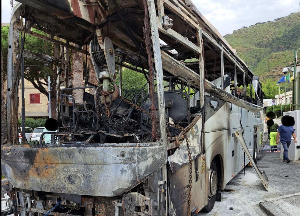 Conducente bus sfonda cancello Comune e incendia mezzo 