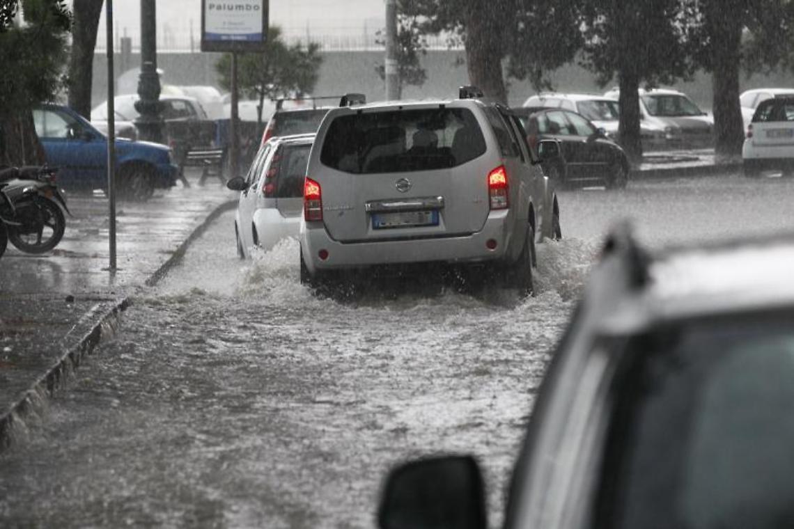 Maltempo oggi, nubifragio su Genova. Treni sospesi tra Italia e Francia
