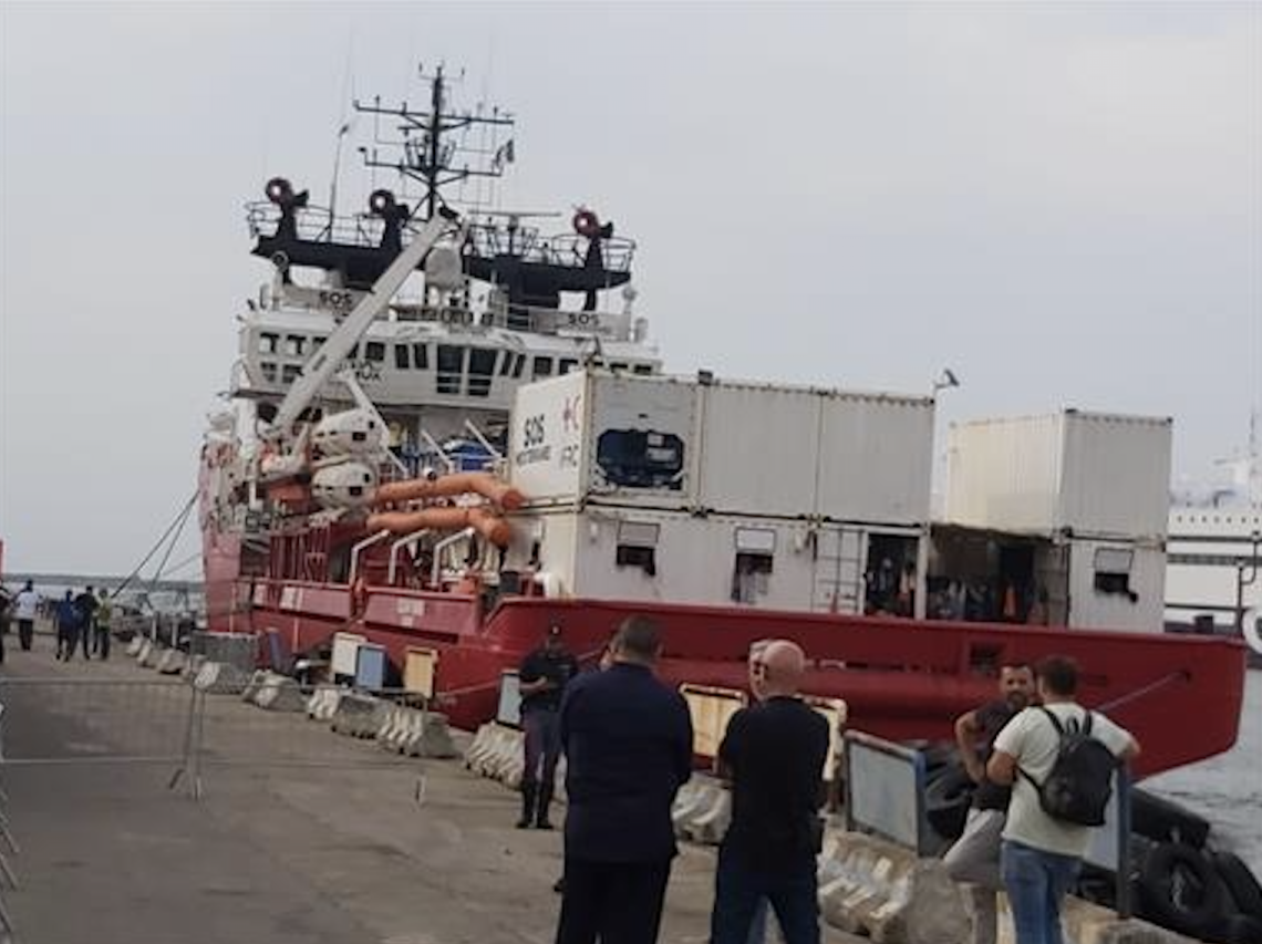 Migranti, la nave Ocean Viking arrivata a Napoli: via allo sbarco