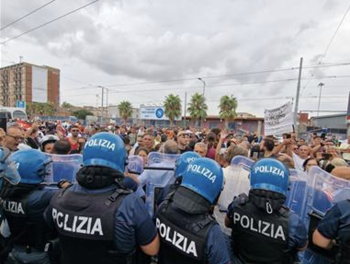 Stop al reddito di cittadinanza, proteste a Napoli: tensione con la polizia
