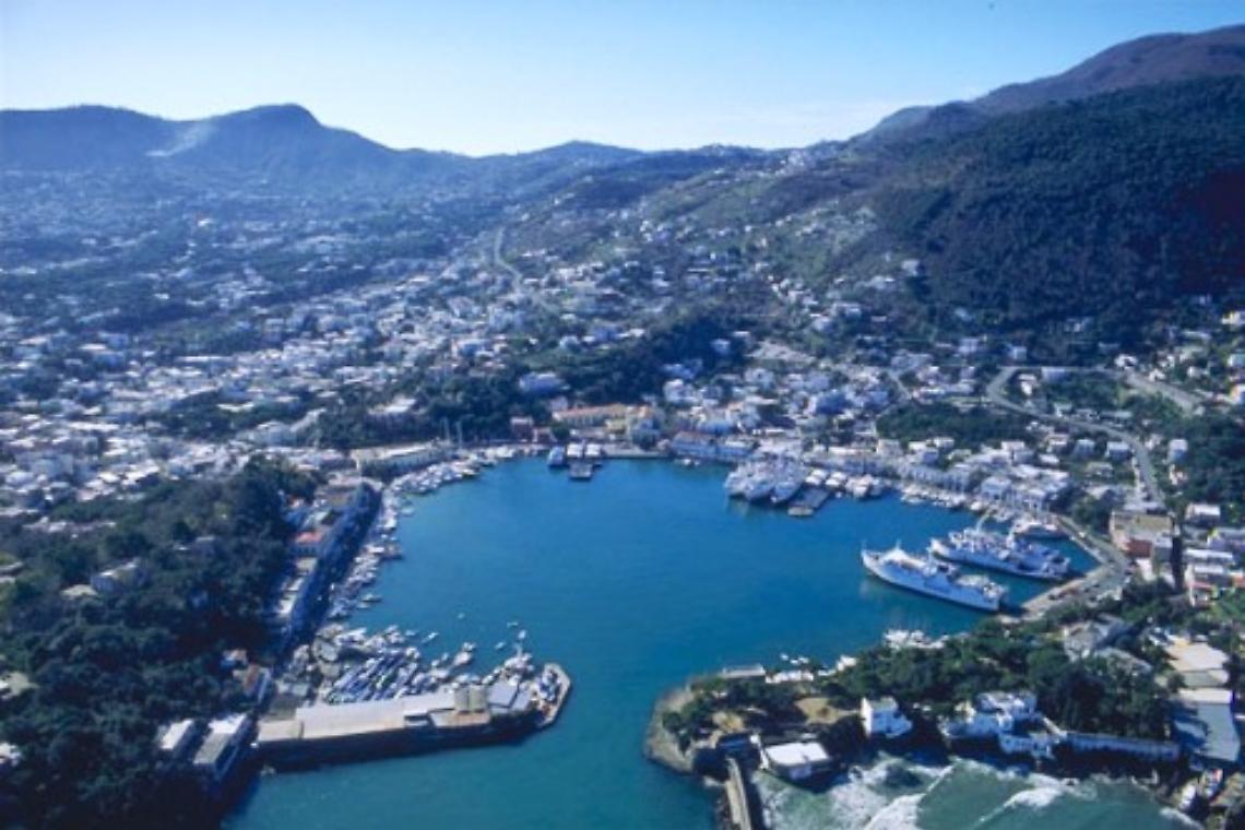 Aliscafo urta contro banchina al porto di Ischia, paura ma nessun ferito