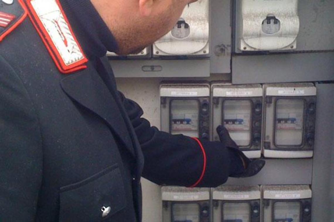 Pozzuoli, ruba energia elettrica al condominio: beccata