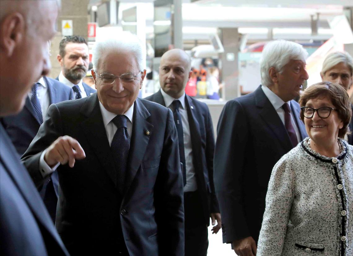 Mattarella a Palazzo Reale, lunghi applausi dalla platea