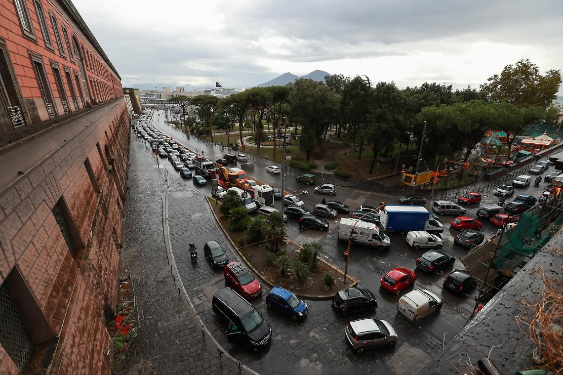 Maltempo, scuole aperte e Galleria Vittoria chiusa: Napoli in tilt