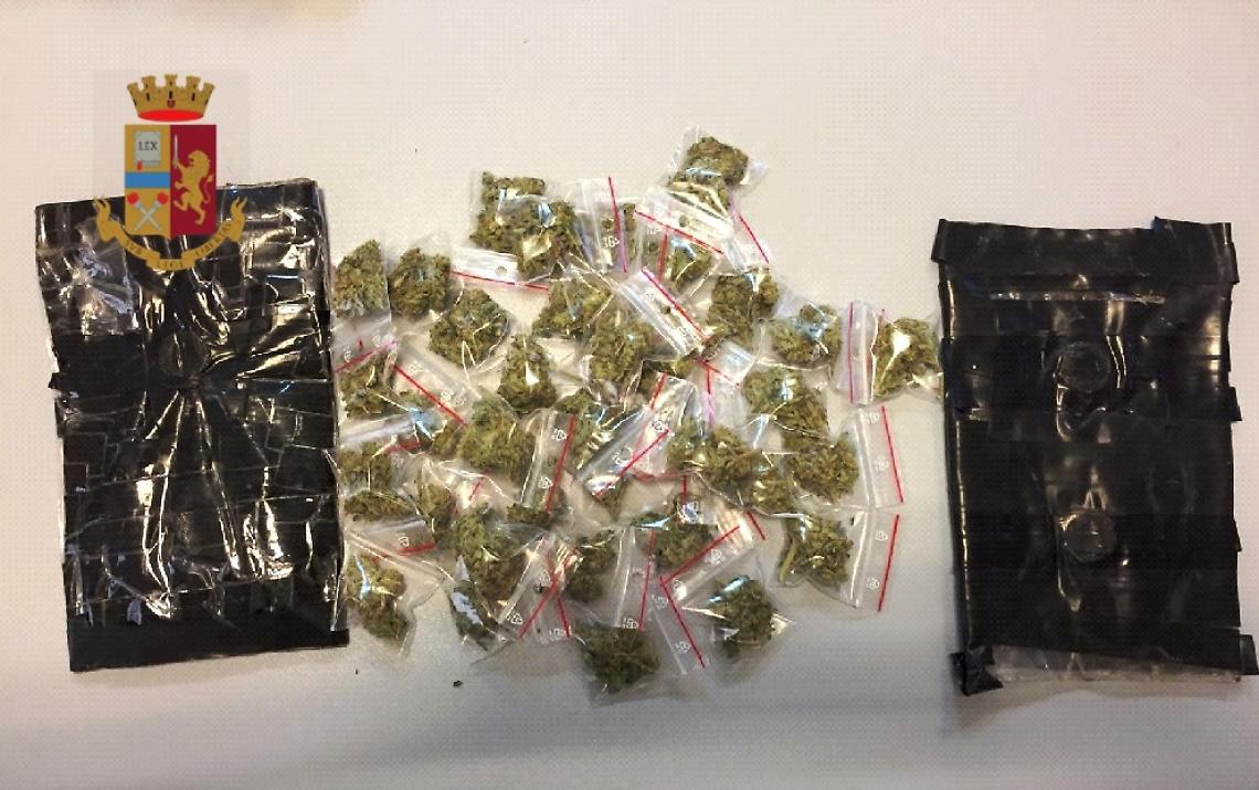 Nasconde droga in auto, denunciata 64enne