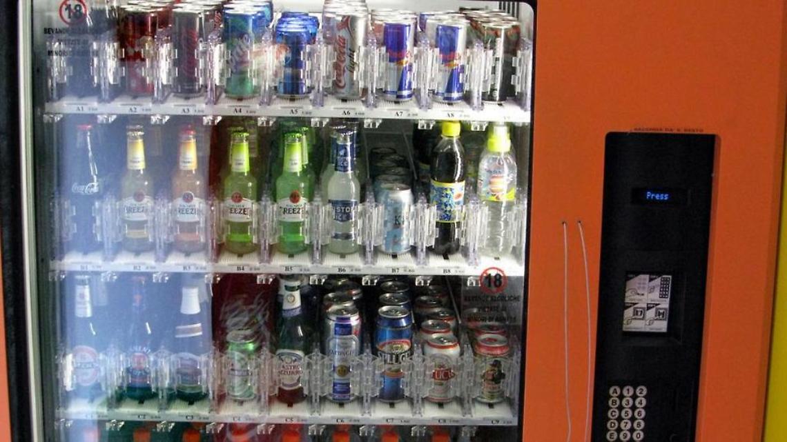 Sorpreso a forzare un distributore automatico, 17enne denunciato