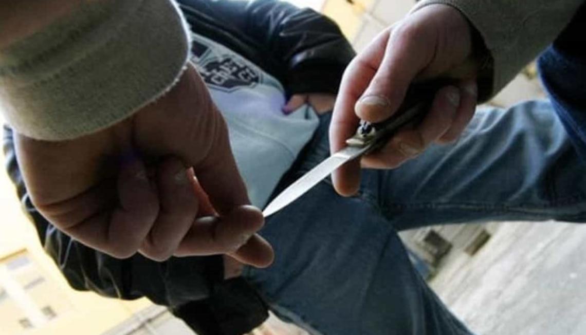 Studente 15enne accoltellato all'uscita da scuola, denunciato un 14enne