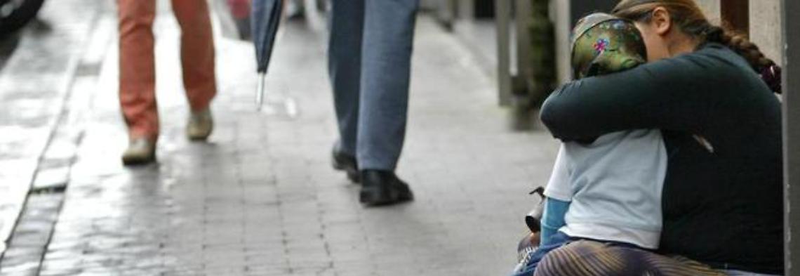 Giugliano: “usa" la figlia di 10 anni per chiedere l'elemosina, 26enne denunciata