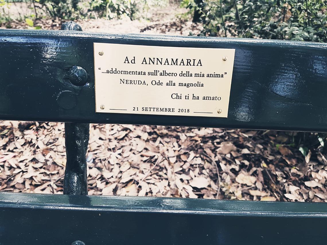 Rubate le targhette in ottone sulle panchine donate al Real Bosco di Capodimonte