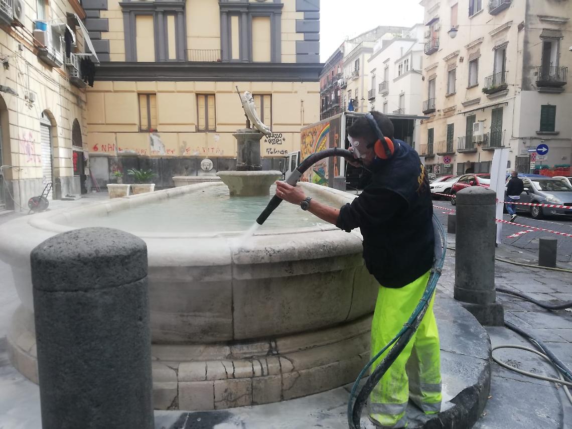 Forcella, pulite le storiche fontane della Scapigliata e del Capone