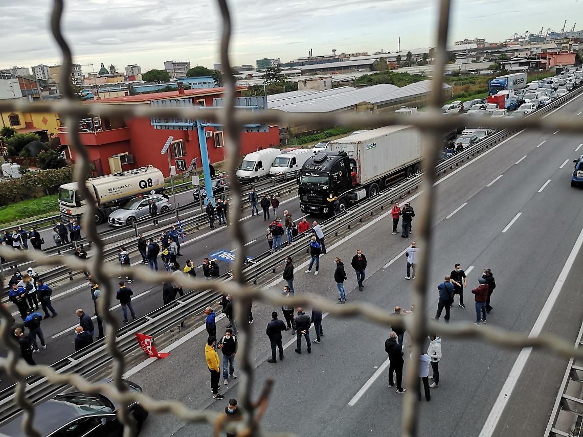 Whirlpool, operai bloccano raccordo autostradale