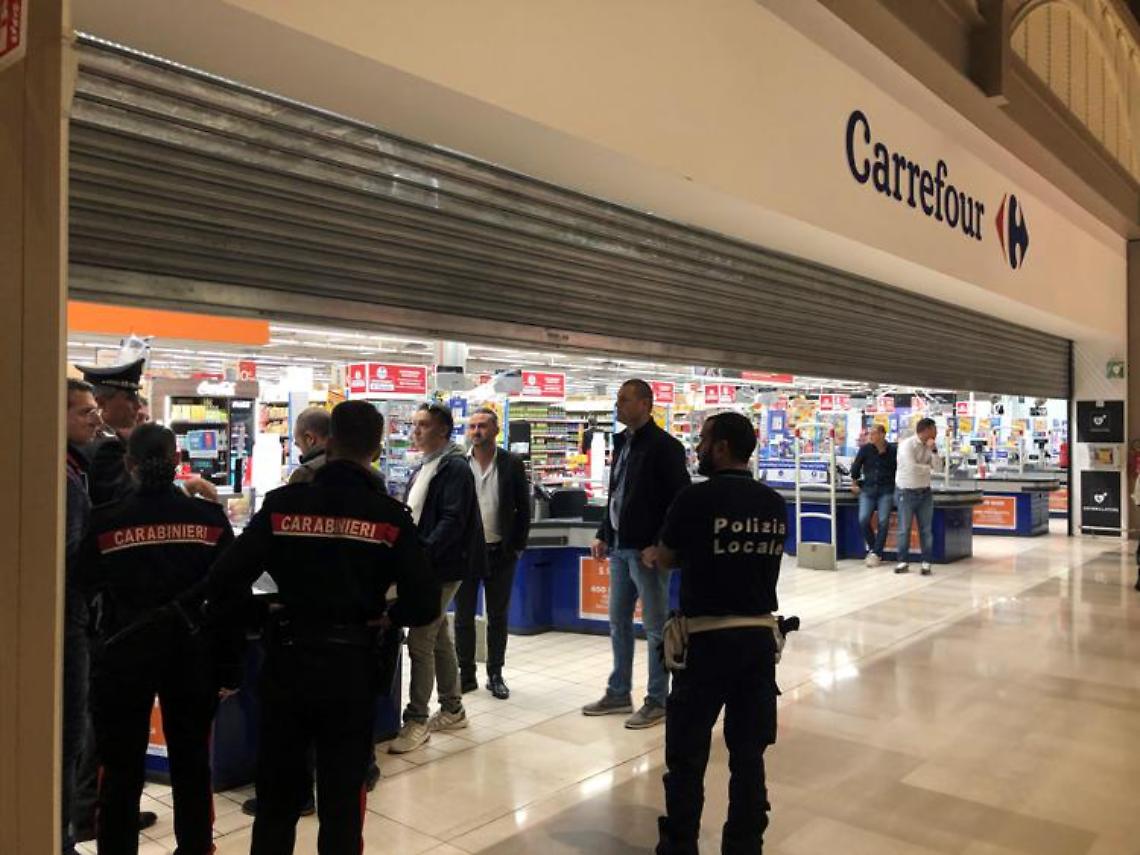Assago, Carrefour: "Rimossi da tutti punti vendita oggetti taglienti"