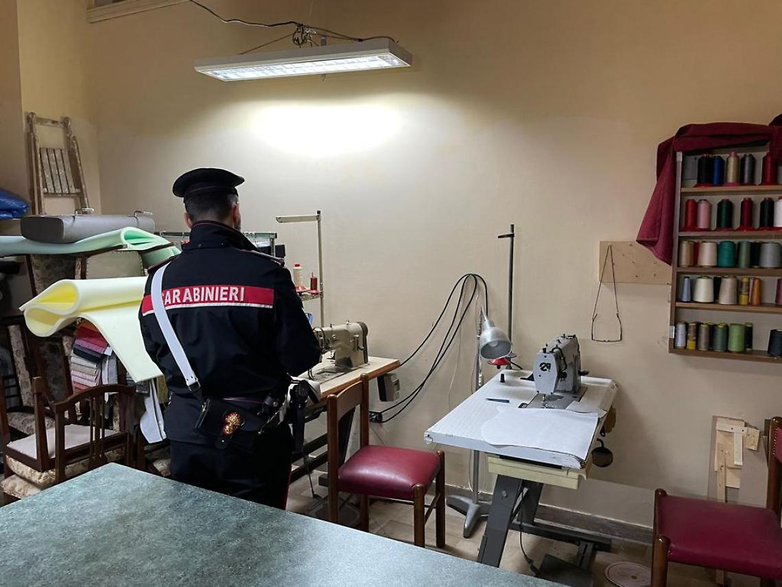 Fabbrica abusiva sequestrata: erano stoccati rifiuti speciali
