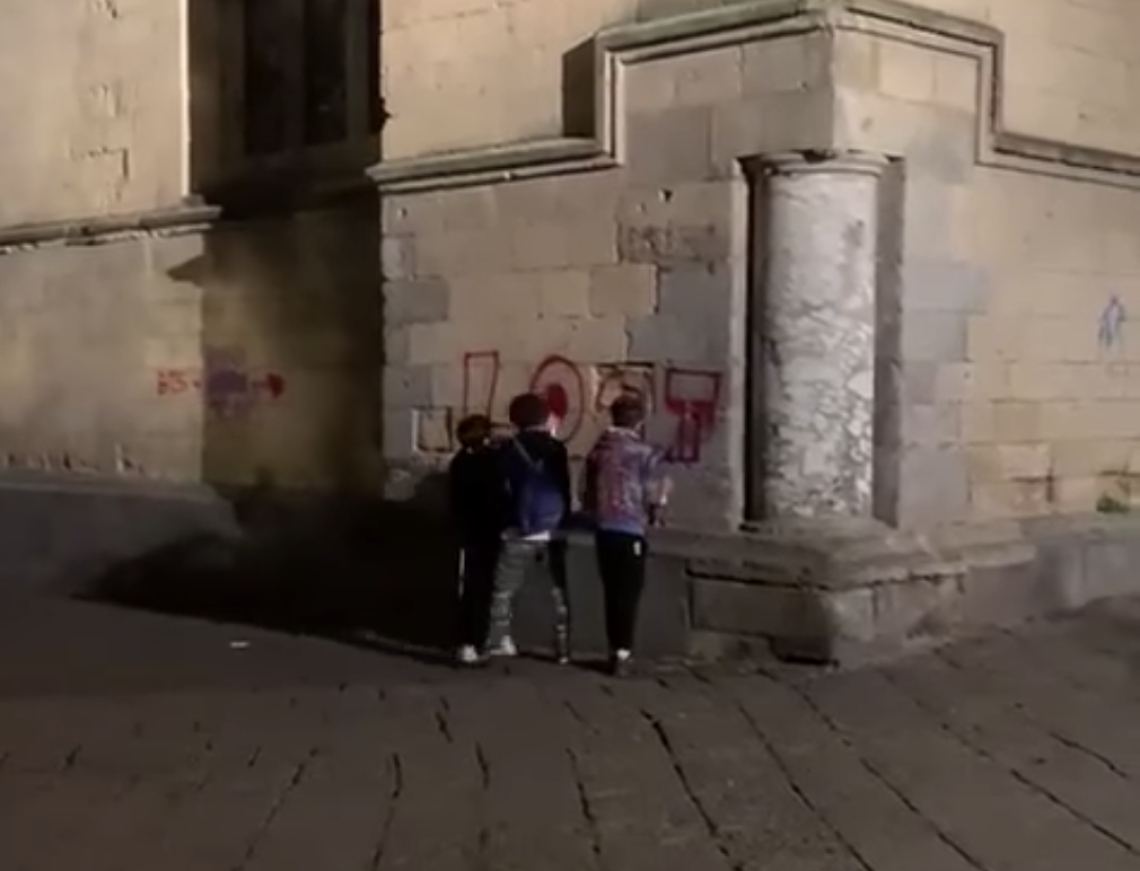 Ragazzini imbrattano la facciata di Santa Chiara a Napoli