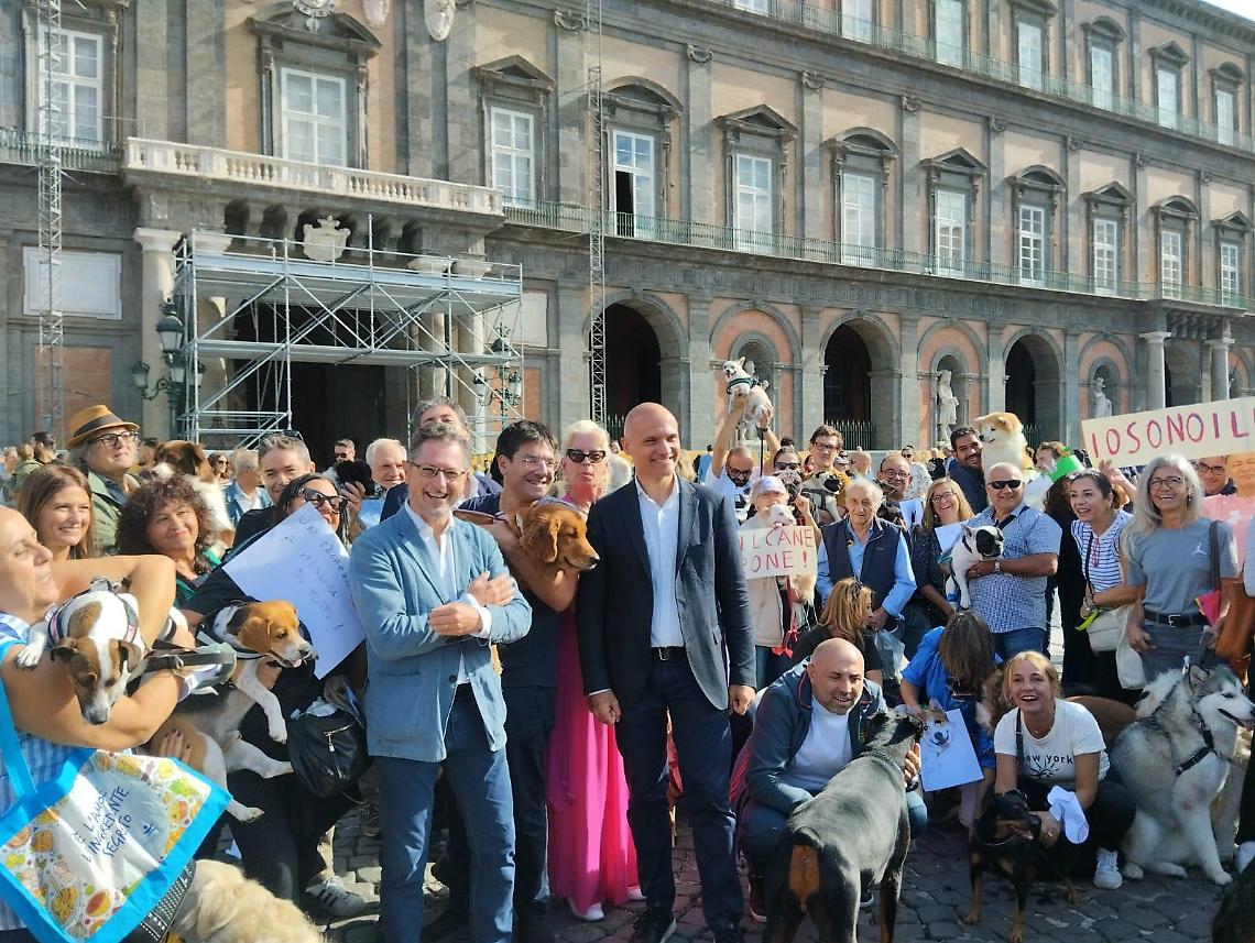 Niente cani ai giardini di Palazzo reale, sit-in al Plebiscito