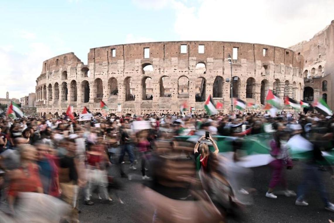 Roma, in 20mila al corteo pro-Palestina: tensione per bandiera Israele strappata da palazzo Fao