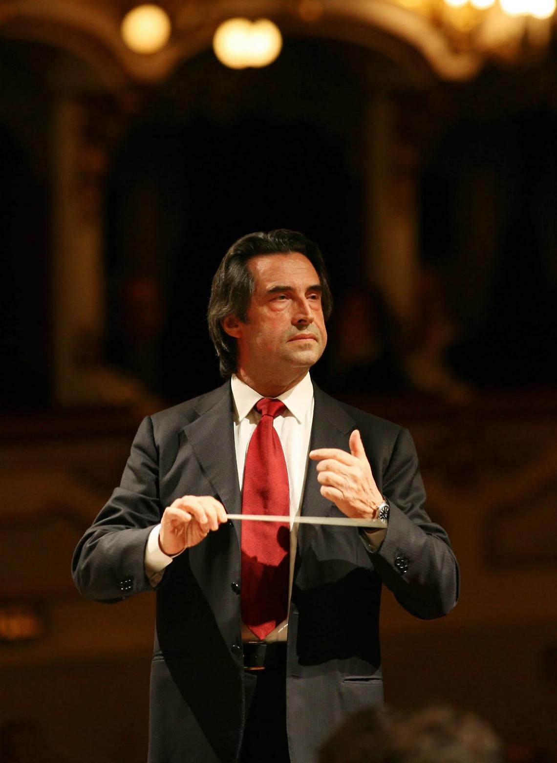 Il maestro Riccardo Muti omaggia Luca De Filippo con un minuto di silenzio