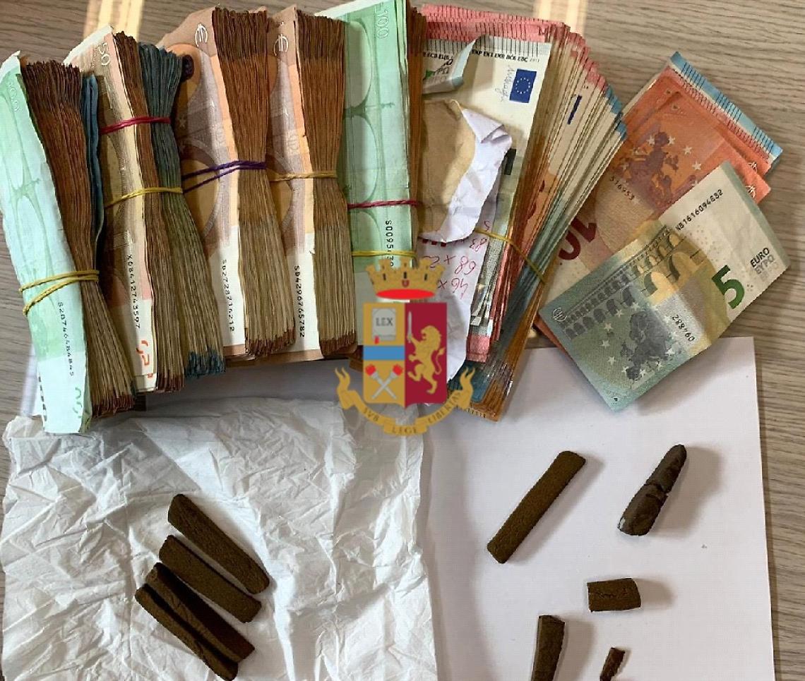 Sorpreso a spacciare dalla finestra, arrestato 22enne
