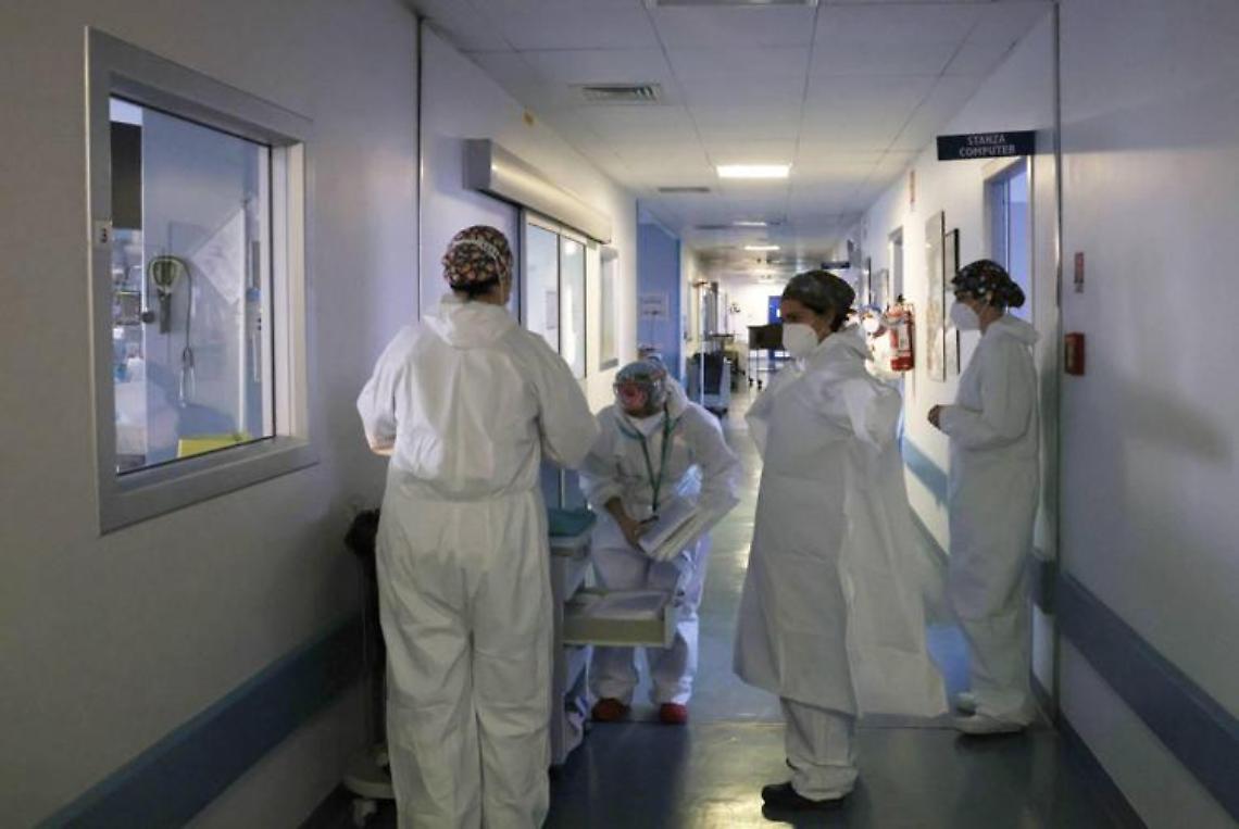 Covid Italia, aumentano contagi e ricoveri