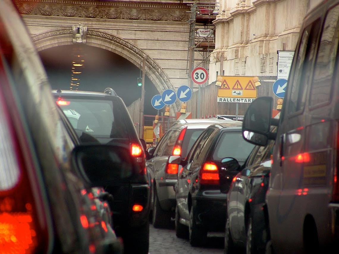 Napoli nella morsa dello smog: stop alle auto per sei giorni