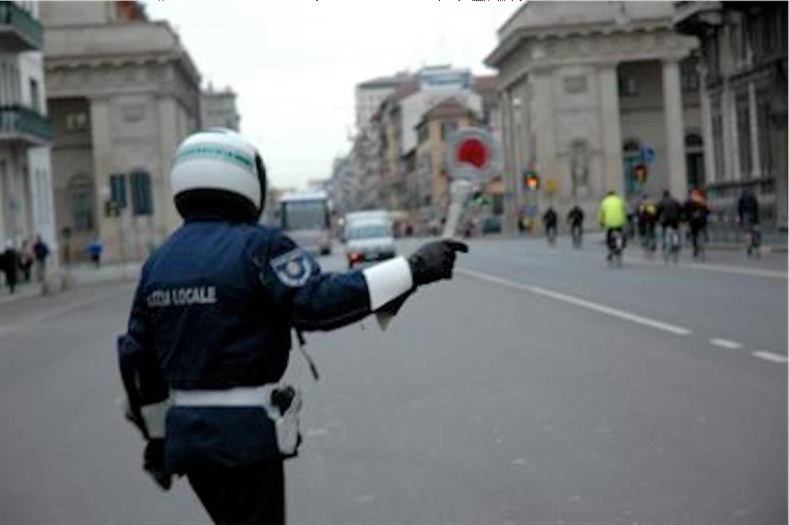 Smog, Milano si ferma: stop alle auto. Targhe alterne a Roma