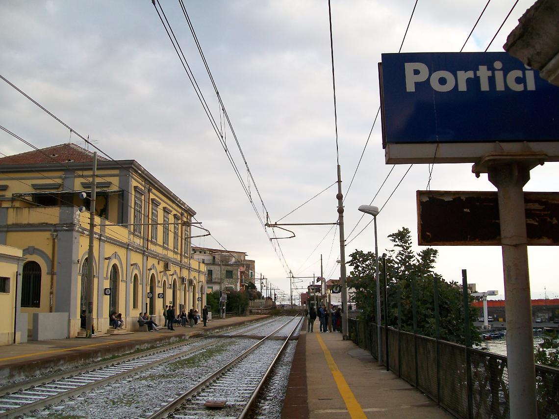 Tragedia sui binari a Portici, 44enne travolto e ucciso dal treno