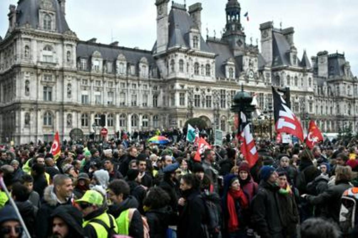 Francia, gilet gialli e sindacati in piazza insieme