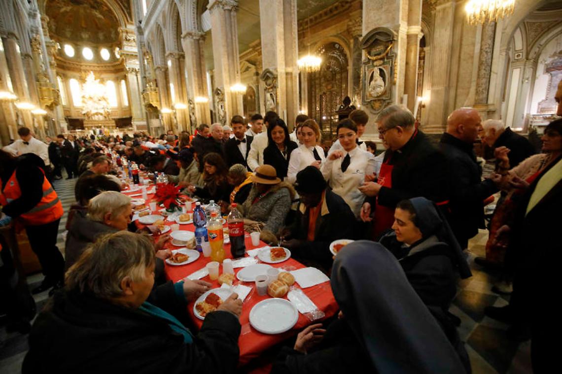 Covid a Napoli, il pranzo di beneficenza del Cardinale diventa pacco-dono