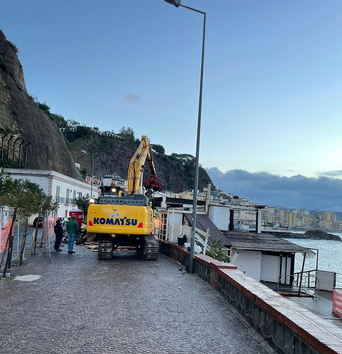 Opere abusive su stabilimento balneare a Pozzuoli, via all'abbattimento