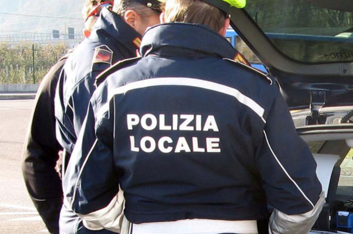 Tantano di scaricare una tonnellata di rifiuti a Scampia, presi